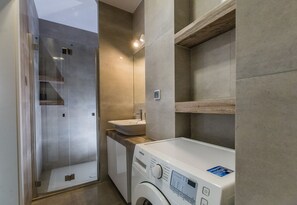 ビジネス アパートメント | バスルーム | バスアメニティ (無料)、ヘアドライヤー、タオル、トイレットペーパー