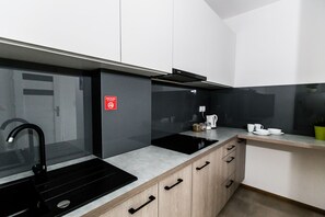 Departamento empresarial | Cocineta privada | Refrigerador, horno, parrilla de estufa y lavavajillas 