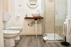 Articles de toilette gratuits, sèche-cheveux, serviettes fournies