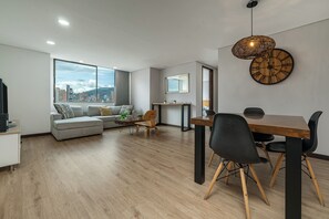 40-inch flat-screen TV with cable channels, TV - Apartamentos Poblado Alejandría by HOUSY HOST (Medellín)