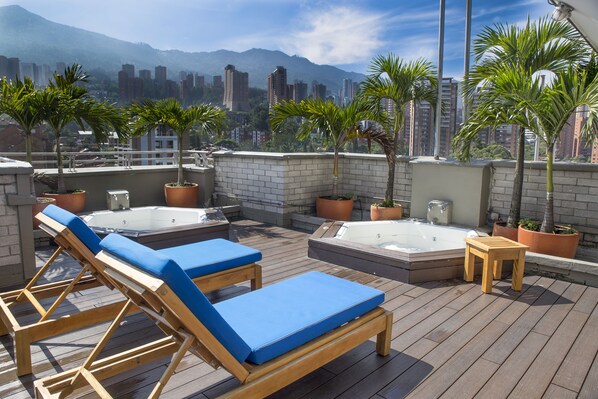 Outdoor spa tub - Apartamentos Poblado Alejandría by HOUSY HOST (Medellín)