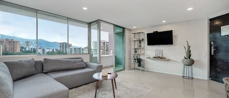 Departamento, 3 habitaciones, Terraza (1202) | Área de sala de estar | Televisión de pantalla plana de 40 pulgadas con canales por cable