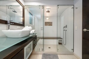 Apartment, 2 Bedrooms, Sauna (1201) | Bathroom | Combined shower/bathtub, rainfall showerhead, free toiletries, towels - Apartamentos Poblado Alejandría by HOUSY HOST (Medellín)