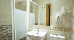 Articles de toilette gratuits, sèche-cheveux, serviettes fournies