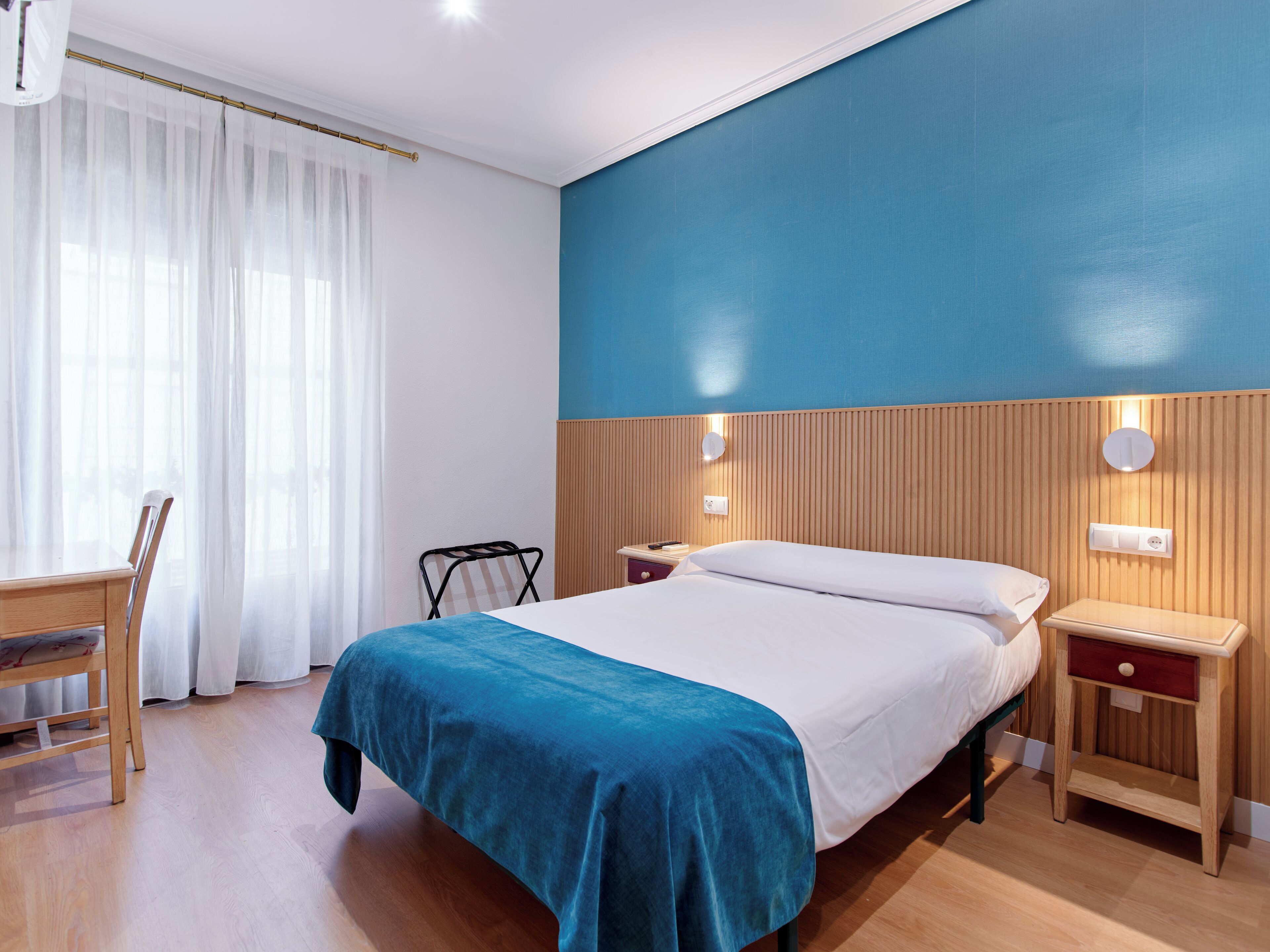 Minibar, coffres-forts dans les chambres, Wi-Fi gratuit, draps fournis