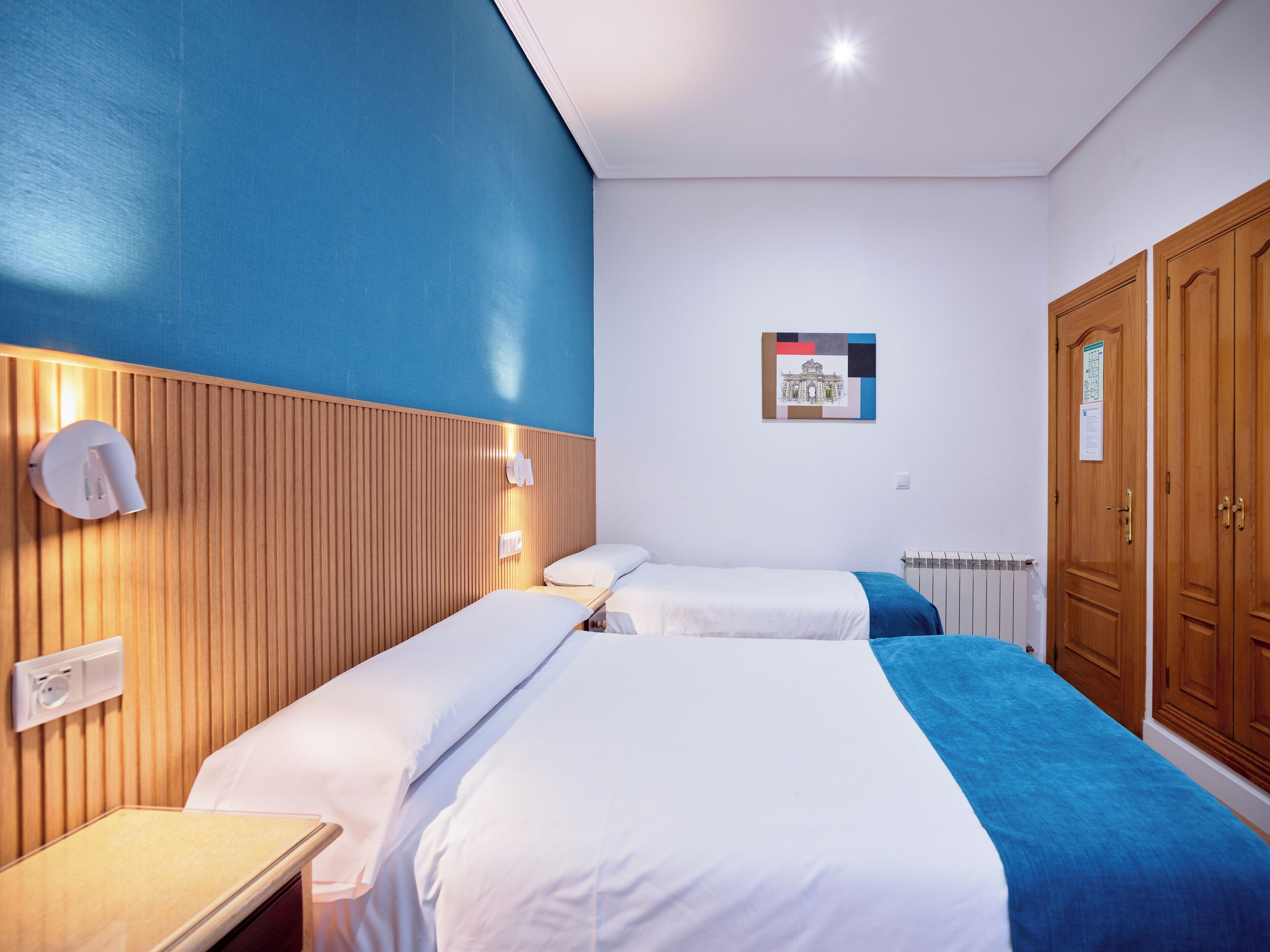 Triple Room | Minibar, in-room safe, free WiFi, bed sheets