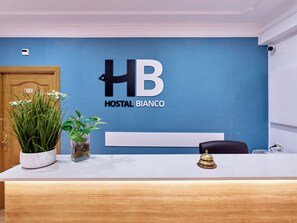 Reception - Hostal Bianco (Madrid)