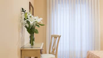 Zimmersafe, Schreibtisch, kostenloses WLAN, Bettwäsche