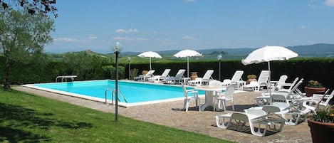 Piscina stagionale all'aperto, lettini