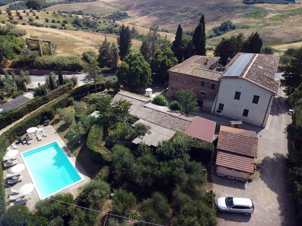 Eine Villa mit Swimmingpool, Garten und geparktem Auto davor.