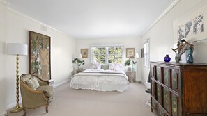 4 عدّة غرف نوم ومكواة/لوح كي وخدمة الإنترنت وملاءات أسرّة