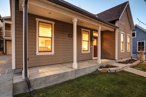 住宿正面 (夜晚)