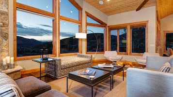 Televisión y chimenea