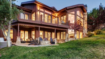 Vista frontal de la propiedad por la tarde o noche