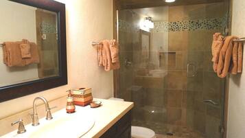 Townhome, 3 Bedrooms | Bathroom | Hair dryer, towels