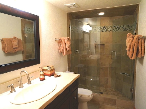 Townhome, 3 Bedrooms | Bathroom | Hair dryer, towels