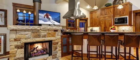 Televisie en een open haard