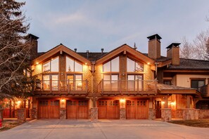 Majoituspaikan julkisivu illalla/yöllä