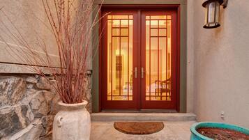 Pintu masuk properti