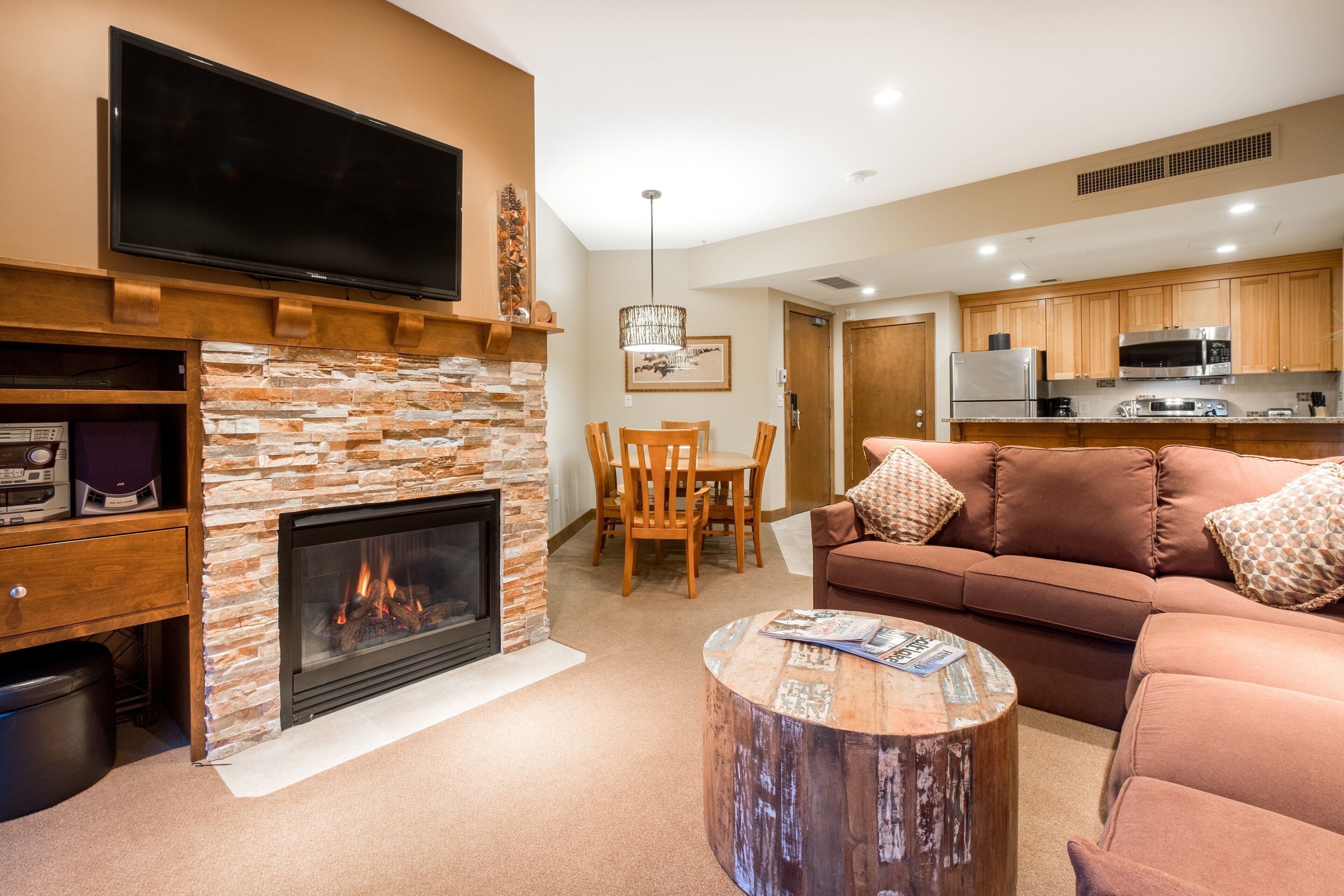 TV, peis, DVD-spiller og stereoanlegg