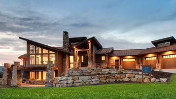 住宿正面 (夜晚)