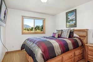 1 chambre, lit avec matelas en mousse à mémoire