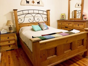 4 chambres, bureau, fer et planche à repasser, lit de bébé portatif