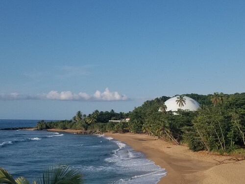 ISOLA– Breezy 2nd floor Apt in beautiful neighborhood just min to Beaches & BQN