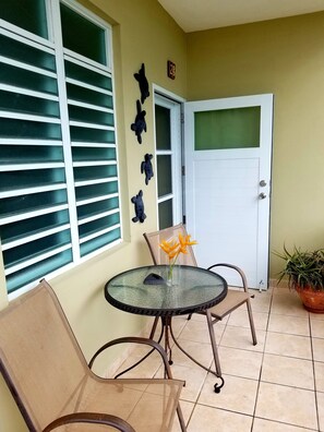 Outdoor dining - ISOLA– Breezy 2nd floor Apt in beautiful neighborhood just min to Beaches & BQN (Aguadilla)