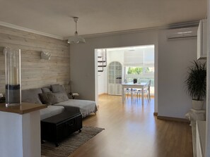 Télévision, lecteur de DVD, livres