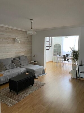 Télévision, lecteur de DVD, livres