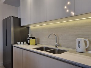 Micro-ondes, cafetière/bouilloire