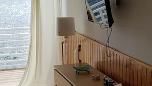 Apartemen, teras, pemandangan laut | Ruang keluarga | TV layar datar
