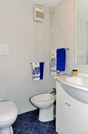 シ ャワー、ヘアドライヤー、ビデ、石鹸