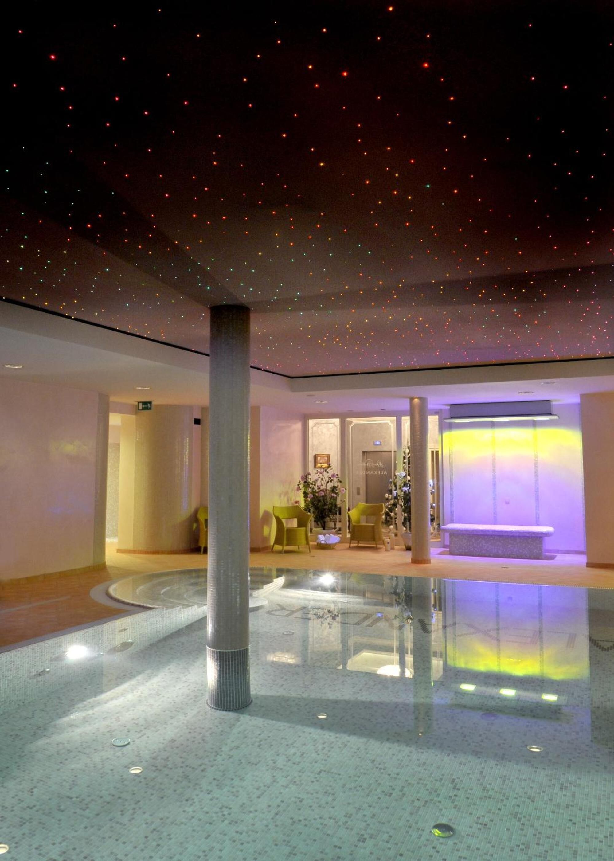 Kolam renang tertutup, kerusi lepak pantai 