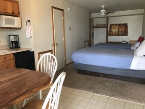 Traditional-Doppelzimmer, 2 Queen-Betten | 2 Schlafzimmer, individuell dekoriert, individuell eingerichtet