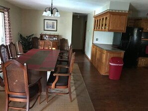 Fridge, microwave, stovetop, coffee/tea maker - Tanglewood Lodge (Rogers)