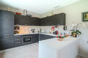 Kühlschrank, Mikrowelle, Ofen, Geschirrspüler