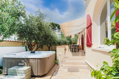 House with Jacuzzi – 100m to Center & Beaches