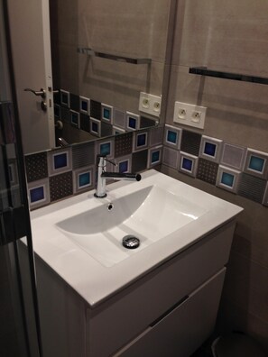 Dusche, Haartrockner, Handtücher, Toilettenpapier