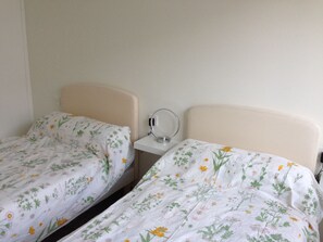 2 habitaciones, tabla de planchar con plancha y cuna de viaje