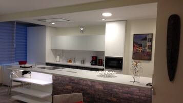 Réfrigérateur, micro-ondes, four, plaque de cuisson