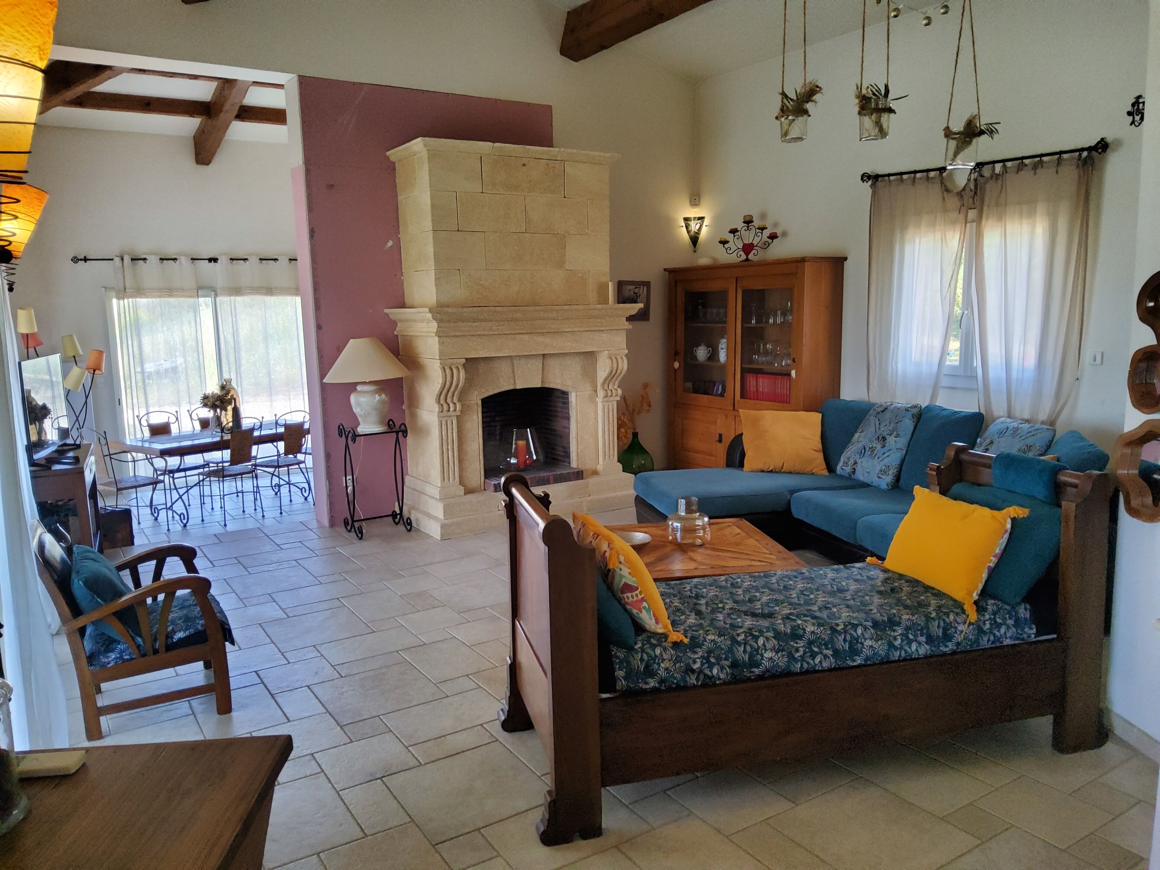 Televisie, videospelletjes, een dvd-speler en tafelvoetbal