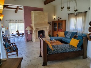 Télévision, jeux vidéo, lecteur de DVD, baby-foot