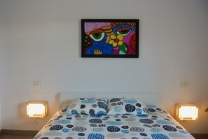 2 soverom, skrivebord, strykejern/-brett og reiseseng for barn