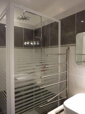 Douche, serviettes fournies