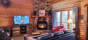 Smart TV, fireplace, DVD player, books - Lutsen's cutest vacation home between Lake Superior and Lutsen Mountains.  (Lutsen)