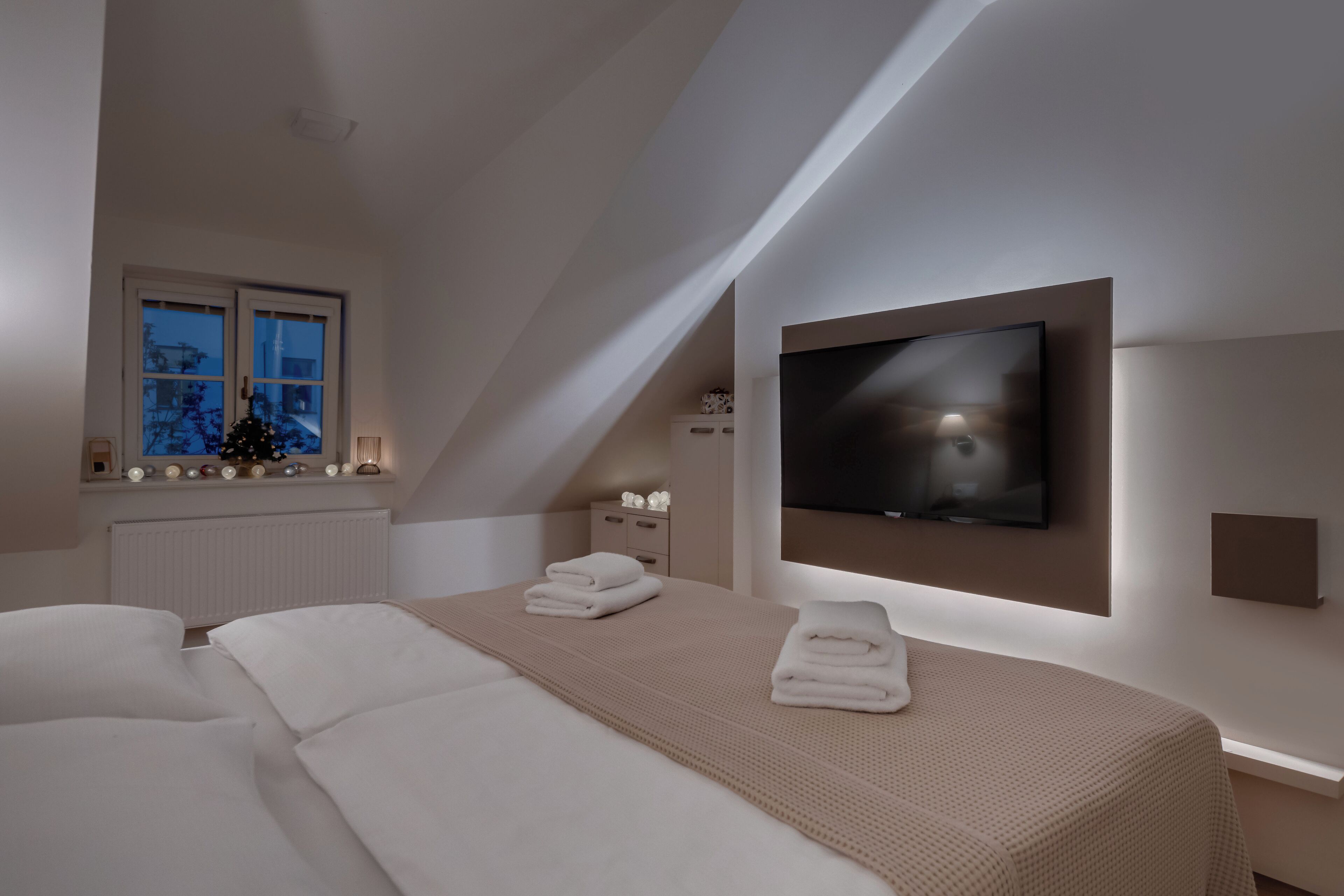 Deluxe Duplex, 1 Bedroom | Premium bedding, Select Comfort beds, soundproofing, iron/ironing board