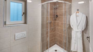 Suite Deluxe | Baño | Artículos de higiene personal gratuitos, secador de pelo, bidé y toallas
