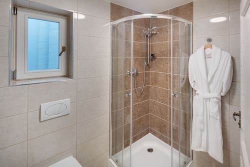 Suite Deluxe | Baño | Amenidades de baño gratuitas, secadora de cabello, bidet, toallas
